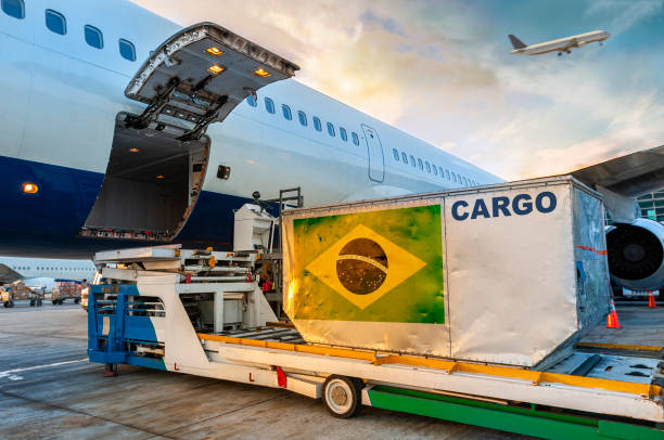O comércio internacional oferece oportunidades emocionantes para empresas e indivíduos que desejam diversificar seus produtos, encontrar mercadorias exclusivas e expandir seus horizontes. Importar produtos para o Brasil, um dos mercados em crescimento da América do Sul, pode ser um passo estratégico para o sucesso nos negócios. Neste guia completo, exploraremos o processo de importação e forneceremos dicas valiosas para que você possa iniciar suas operações de importação com confiança.

Por que Importar para o Brasil?
O Brasil é um mercado atraente para importações devido ao seu tamanho, diversidade de consumidores e demanda por uma ampla gama de produtos. Além disso, o país possui uma economia robusta e é um dos principais parceiros comerciais de muitas nações.

Passo 1: Planejamento
Identifique as Necessidades: Determine quais produtos você deseja importar e estabeleça metas claras.

Pesquise Fornecedores Confiáveis: Investigue e escolha fornecedores internacionais confiáveis, verificando sua reputação e histórico de entrega.

Orçamento: Calcule todos os custos envolvidos, incluindo preços de produtos, frete, taxas alfandegárias e impostos.

Legislação e Regulamentações: Familiarize-se com as leis de importação e regulamentações aduaneiras brasileiras.

Passo 2: Documentação Essencial
Fatura Comercial: Uma documentação detalhada das mercadorias, incluindo descrições, preços e quantidades.

Conhecimento de Embarque: O documento que descreve as mercadorias, detalhes do transporte e termos de entrega.

Certificados e Licenças: Verifique se são necessários certificados de conformidade ou licenças específicas para os produtos que você está importando.

Passo 3: Desembaraço Aduaneiro
Apresentação de Documentos: Prepare e apresente todos os documentos necessários à alfândega brasileira.

Avaliação Alfandegária: A alfândega avaliará a classificação tarifária, calculará os impostos e verificará a conformidade.

Inspeção (se necessária): As mercadorias podem ser sujeitas a inspeção física para verificar a conformidade com as regulamentações.

Pagamento de Impostos e Tarifas: Após a avaliação alfandegária, os impostos e tarifas são pagos.

Liberação Aduaneira: Após o pagamento, as mercadorias são liberadas e podem ser retiradas ou entregues.

Passo 4: Transporte e Logística
Seleção de Modo de Transporte: Escolha o método de transporte que melhor atende às suas necessidades, seja transporte marítimo, aéreo, rodoviário ou ferroviário.

Contrate Transportadoras Confiáveis: Escolha transportadoras respeitáveis com experiência em transporte internacional.

Rastreamento de Carga: Acompanhe o status de suas mercadorias durante o transporte.

Passo 5: Recebimento das Mercadorias
Conferência de Qualidade: Verifique se as mercadorias estão em conformidade com o pedido e em boas condições.

Armazenamento: Armazene as mercadorias de acordo com as normas de segurança e temperatura, se necessário.

Distribuição: Planeje a distribuição de acordo com as demandas do mercado brasileiro.

Conclusão
Importar produtos para o Brasil pode ser um passo significativo para expandir seus negócios e acessar um mercado em crescimento. Lembre-se de que a conformidade com as regulamentações alfandegárias é essencial. Contratar um despachante aduaneiro experiente pode simplificar o processo e garantir que suas importações sejam bem-sucedidas.

Agora que você possui um guia abrangente sobre como importar produtos para o Brasil, está pronto para começar sua jornada no mundo do comércio internacional. Com planejamento cuidadoso, documentação precisa e conformidade legal, suas operações de importação podem se tornar uma fonte lucrativa e uma oportunidade de crescimento para seus negócios. Não hesite em buscar orientação de especialistas em comércio exterior para garantir o sucesso de suas operações de importação no Brasil.